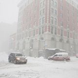 Autos fahren im Schneetreiben auf einer Straße in Buffalo im Bundesstaat New York