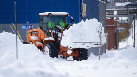 Ein Mitarbeiter des Winterdienstes räumt Schnee an einer Straße