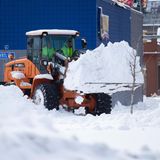Ein Mitarbeiter des Winterdienstes räumt Schnee an einer Straße