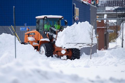 Ein Mitarbeiter des Winterdienstes räumt Schnee an einer Straße