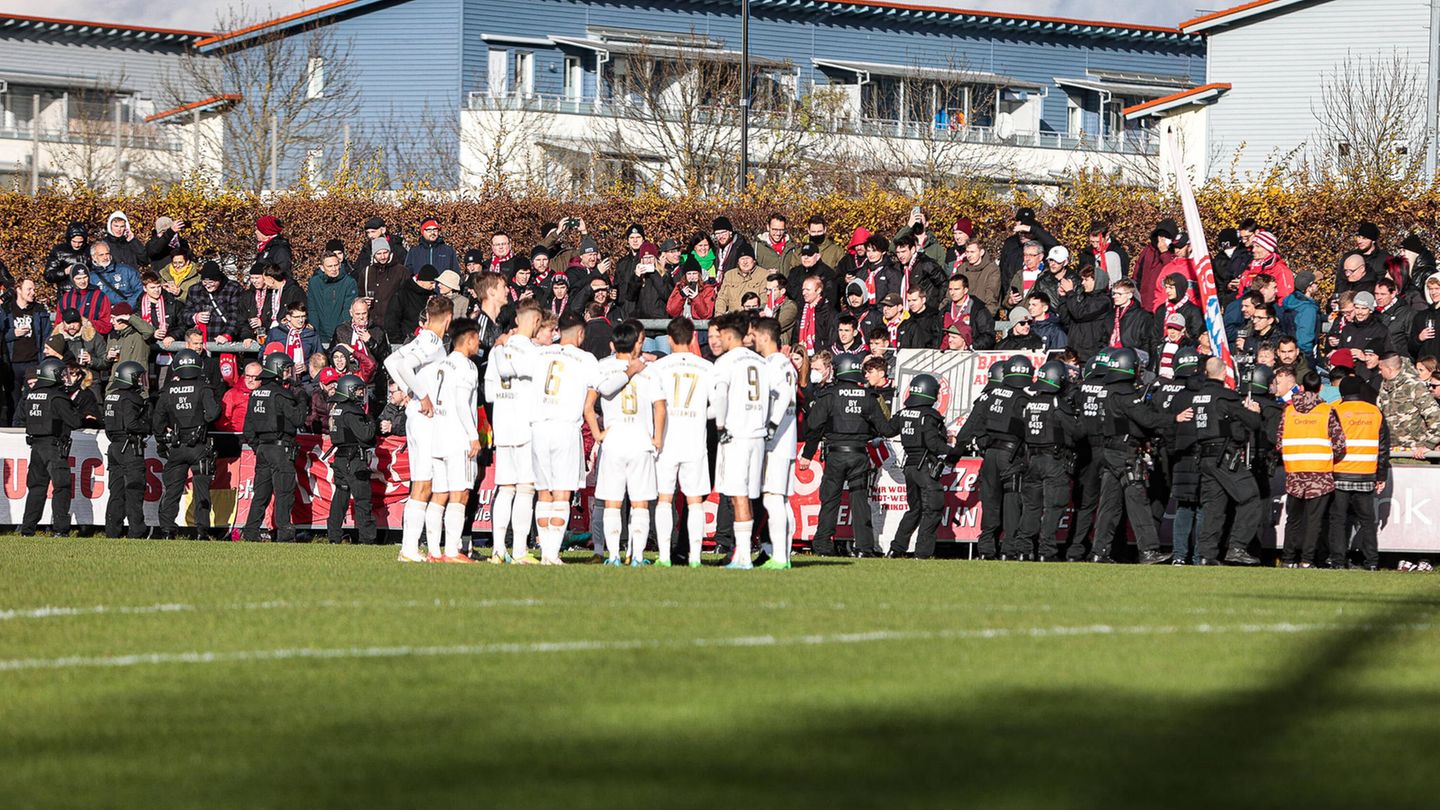 Polizisten schreiten beim Fußballspiel zwischen Türkgücü München FC Bayern II ein