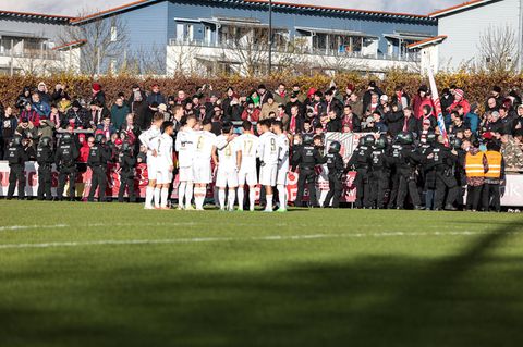 Polizisten schreiten beim Fußballspiel zwischen Türkgücü München FC Bayern II ein