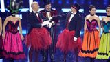 Michael "Bully" Herbig und Christoph Maria Herbst verloren ihre Wette und mussten kostümiert Cancan tanzen.