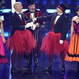 Michael "Bully" Herbig und Christoph Maria Herbst verloren ihre Wette und mussten kostümiert Cancan tanzen.