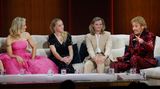 Giulia Gwinn und Alexandra Popp nahmen neben Michelle Hunziker und Thomas Gottschalk auf dem Sofa Platz