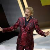 Gut gelaunt betritt Thomas Gottschalk die Bühne von "Wetten, dass..?". Der 72-Jährige genoss das Bad in der Menge, überließ einen Großteil der Moderation aber Michelle Hunziker. 