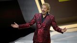 Gut gelaunt betritt Thomas Gottschalk die Bühne von "Wetten, dass..?". Der 72-Jährige genoss das Bad in der Menge, überließ einen Großteil der Moderation aber Michelle Hunziker. 