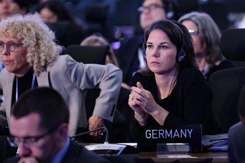 Bundesaußenministerin Annalena Baerbock (r., Bündnis 90/Die Grünen)