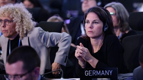 Bundesaußenministerin Annalena Baerbock (r., Bündnis 90/Die Grünen)