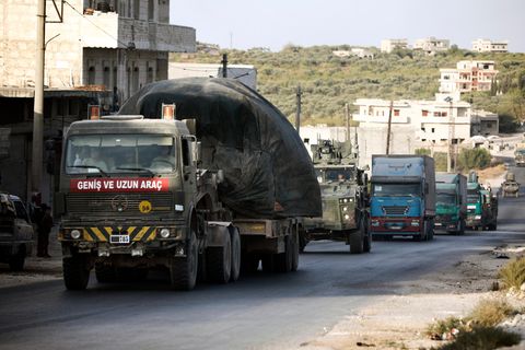 Ein türkischer Militärkonvoi fährt durch das Dorf Urum al-Jawz in der syrischen Provinz Idlib
