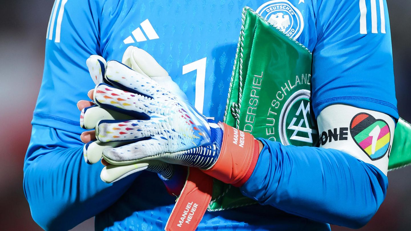WM 2022: Streit um die Armbinden – man sollte die Fifa nicht bestimmen lassen Beim Testspiel gegen den Oman trug Manuel Neuer bereits die "One Love"-Armbinde. Die Fifa will sie verbieten.