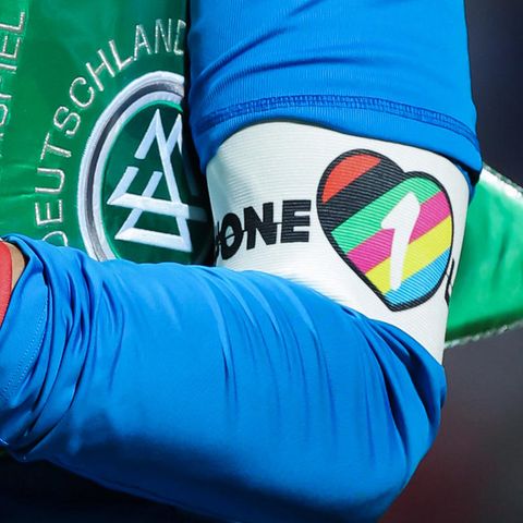 Beim Testspiel gegen den Oman trug Manuel Neuer bereits die "One Love"-Armbinde. Die Fifa will sie verbieten.