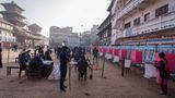 Kathmandu, Nepal: Eine Frau gibt ihre Stimme während der Parlamentswahlen ab