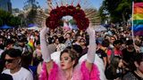 Eine Teilnehmerin hält während der jährlichen Gay Pride Parade in Santiago eine Corona hoch