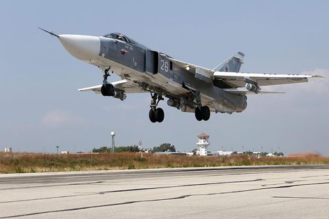 Zwe russische Bomber des Typs SU-24 sind Schiffen des Nato-Bündnisses gefährlich nah gekommen
