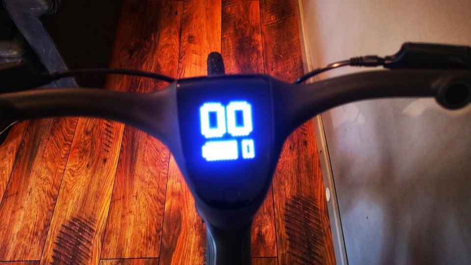 Das Display infomiert über die grundlegenden Funktionen. Die Sprachsteuerung ist nett, während der Fahrt im lauten Verkehr sollte man nicht zuviel erwarten.