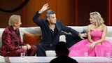 Robbie Williams trat als erster Musikact auf und verweilte erstaunlich lange auf dem Wettsofa. Vielleicht etwas zu lange. Als er darüber sprach, sein Haar zu pudern, damit es voller wirke, kassierte er einen fiesen Spruch von Christoph Maria Herbst: "Besser Puder auf den Haaren als durch die Nase ziehen", sagte der "Stromberg"-Darsteller - eine Anspielung auf Robbies jahrelange Kokain-Sucht. Hätte er mal lieber einen Flieger früher genommen.