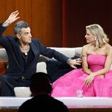 Robbie Williams trat als erster Musikact auf und verweilte erstaunlich lange auf dem Wettsofa. Vielleicht etwas zu lange. Als er darüber sprach, sein Haar zu pudern, damit es voller wirke, kassierte er einen fiesen Spruch von Christoph Maria Herbst: "Besser Puder auf den Haaren als durch die Nase ziehen", sagte der "Stromberg"-Darsteller - eine Anspielung auf Robbies jahrelange Kokain-Sucht. Hätte er mal lieber einen Flieger früher genommen.