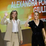 Gottschalks Schwäche für Namen ist legendär. Der Moderator lebt seit Jahrzehnten von seiner Spontaneität und bereitet sich nicht unbedingt akribisch auf seine Sendungen vor. Immer wieder hat er im Laufe seiner Karriere Gäste falsch angesprochen. Dass passierte ihm auch bei den Fußballerinnen Alexandra Popp und Giulia Gwinn. Letztere sprach er wiederholt als "Giuliana" an - obwohl der Name extra groß eingeblendet war. Zudem musste der Moderator nachfragen, welche der beiden Spielerinnen sich einen Bänderriss zugezogen habe - auch das hatte er sich nicht merken können. Für die Zuschauer war dies ein doppelt tröstlicher Moment: In einer sich schnell wandelnden Welt ist eben auf Manches immer noch Verlass. Und ist es nicht beruhigend, dass andere auch so vergesslich sind wie man selbst?