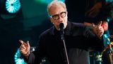 Das "Wetten, dass ..?"-Revival war von Weltflucht und Retroseligkeit geprägt. Viele fühlten sich an die gute alte Zeit erinnert - als die Welt unkomplizierter schien: Herbert Grönemeyer holte uns für einen kurzen Moment in die Realität zurück: Er erinnerte an die seit drei Jahren andauernde Pandemie, die Krisen in der Welt, den Krieg in der Ukraine, den Aufstand im Iran sowie "unsere eigene Probleme mit der Inflation". Sein Appell: "Es geht darum dass wir zusammenrücken müssen, Solidarität zeigen, uns gegenseitig Kraft schenken - und genau den Menschen, die es in dieser Zeit verdammt schwer haben, über die Runden zu kommen." Doch "Herbie" beließ es nicht bei frommen Sprüchen. Er bot als Wetteinsatz an, für einen Monat sämtliche Kosten für die Tafeln in Berlin zu übernehmen - und will dies trotz gewonnener Wette einlösen. 