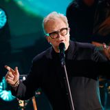 Das "Wetten, dass ..?"-Revival war von Weltflucht und Retroseligkeit geprägt. Viele fühlten sich an die gute alte Zeit erinnert - als die Welt unkomplizierter schien: Herbert Grönemeyer holte uns für einen kurzen Moment in die Realität zurück: Er erinnerte an die seit drei Jahren andauernde Pandemie, die Krisen in der Welt, den Krieg in der Ukraine, den Aufstand im Iran sowie "unsere eigene Probleme mit der Inflation". Sein Appell: "Es geht darum dass wir zusammenrücken müssen, Solidarität zeigen, uns gegenseitig Kraft schenken - und genau den Menschen, die es in dieser Zeit verdammt schwer haben, über die Runden zu kommen." Doch "Herbie" beließ es nicht bei frommen Sprüchen. Er bot als Wetteinsatz an, für einen Monat sämtliche Kosten für die Tafeln in Berlin zu übernehmen - und will dies trotz gewonnener Wette einlösen. 