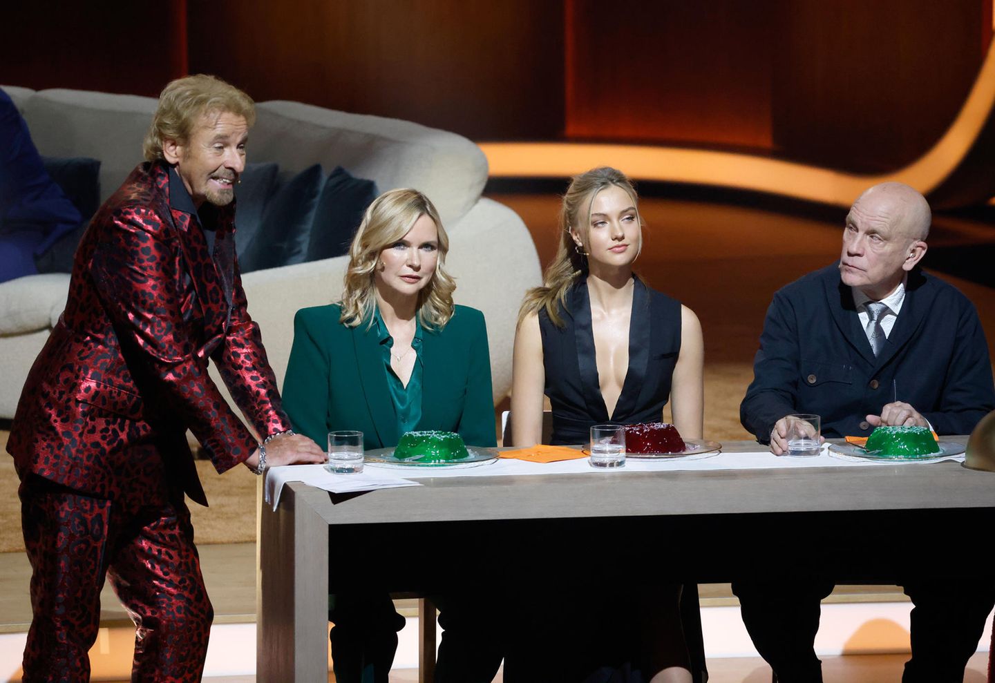 Der würdelose Moment des Abends Mit John Malkovich hatte Thomas Gottschalk einen ganz Großen Hollywoods zu Gast. Doch wer sich noch an das Debakel erinnert, das Tom Hanks einst bei "Wetten, dass ..?" erlebte, weiß: Weltstars werden hier nicht gut behandelt. Und so wusste Gottschalk auch mit seinem Gast nicht viel mehr anzufangen, als ihm alberne Fragen über seine Wackelpudding-Diät zu stellen und Witze über dessen nicht vorhandene Haarpracht zu reißen. Der Tiefpunkt: Malkovich musste zusammen mit Veronica Ferres und ihrer Tochter Lilly Krug einen, genau: Wackelpudding verspeisen. "Being John Malkovich" lautet ein berühmter Film des Schauspielers. An diesem Abend wollte man es nicht sein.