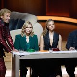 Mit John Malkovich hatte Thomas Gottschalk einen ganz Großen Hollywoods zu Gast. Doch wer sich noch an das Debakel erinnert, das Tom Hanks einst bei "Wetten, dass ..?" erlebte, weiß: Weltstars werden hier nicht gut behandelt. Und so wusste Gottschalk auch mit seinem Gast nicht viel mehr anzufangen, als ihm alberne Fragen über seine Wackelpudding-Diät zu stellen und Witze über dessen nicht vorhandene Haarpracht zu reißen. Der Tiefpunkt: Malkovich musste zusammen mit Veronica Ferres und ihrer Tochter Lilly Krug einen, genau: Wackelpudding verspeisen. "Being John Malkovich" lautet ein berühmter Film des Schauspielers. An diesem Abend wollte man es nicht sein. 