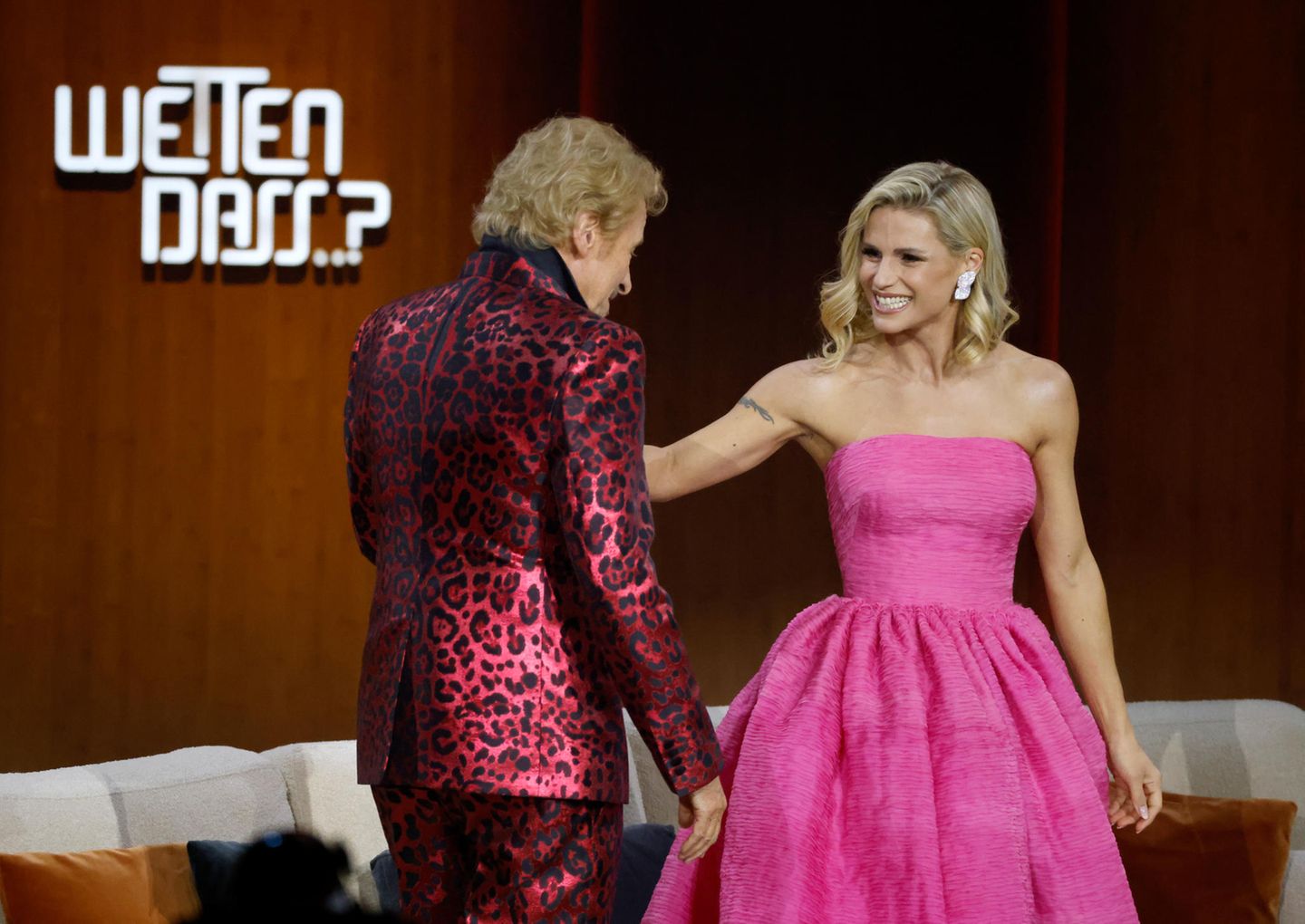 Die Wachablösung Als Michelle Hunziker 2009 erstmals an der Seite von Thomas Gottschalk bei "Wetten, dass ..?" auftrat, mag die Überlegung gewesen sein, dem fahrigen und vergesslichen Moderator eine zuverlässige Assistentin zur Seite zu stellen, die Gottschalk unterstützt - ihm jedoch nicht die Show stiehlt. Das war am Samstagabend anders: Das Verhältnis der beiden hatte sich umgekehrt. Hunziker führte in weiten Teilen durch die Show, passte auf, dass sich Gottschalk nicht danebenbenahmt - und achtete sogar darauf, dass seine Kleidung korrekt sitzt. Unsere Kritikerin schrieb auf stern.de treffend: "Gottschalk mutiert zum Sidekick in seiner eigenen Show."