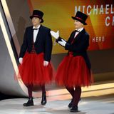 Als Peter Alexander 1963 in dem Film "Charleys Tante" in Frauenkleider schlüpfte, war das schon nicht mehr lustig: "Eine bodenlos blöde Spießer-Belustigung", urteilte damals das Branchenorgan "Filmdienst". Knapp 60 Jahre später gibt es allerdings immer noch Zuschauer, die es brüllend komisch finden, wenn Männer einen Rock anziehen. Viele Zuschauer fühlen sich aber mit Recht weit unter ihrem Niveau unterhalten. Mit gutem Grund: Im Jahr 2022 sollte die Gesellschaft eigentlich weiter sein.