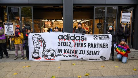 Klimaaktivisten von Extinction Rebellion protestieren vor einem Geschäft in Berlin
