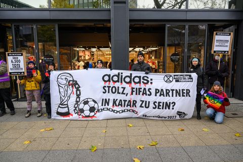 Klimaaktivisten von Extinction Rebellion protestieren vor einem Geschäft in Berlin