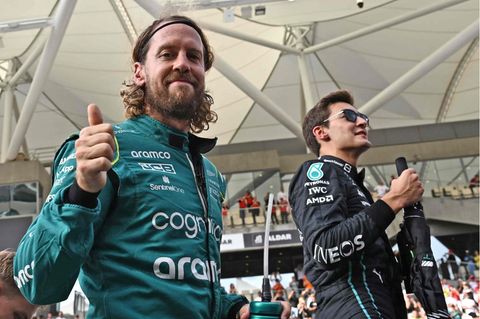 Sebastian Vettel zeigt in Abu Dhabi noch einmal den Daumen bei der Fahrerparade vor seinem seinem letzten Rennen nach 15 Jahren in der Formel 1 in Abu Dhabi.