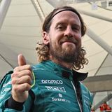 Sebastian Vettel zeigt in Abu Dhabi noch einmal den Daumen bei der Fahrerparade vor seinem seinem letzten Rennen nach 15 Jahren in der Formel 1 in Abu Dhabi.