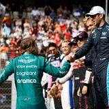 Vor dem Start bilden die anderen Fahrer auf dem Yas Marina Circuit ein Spalier zu Ehren von Vettel, einem ihrer größten Stars. "Es wird merkwürdig sein, ihn nächstes Jahr nicht mehr hier zu haben", sagt Alpine-Fahrer Fernando Alonso, der mit seinen 41 Jahren schon ewig dabei ist, und Vettel im Grand Prix sogar anfangs den versprochenen Geleitschutz nach dem Start gibt. Kommende Saison übernimmt der Spanier den Wagen des Deutschen.