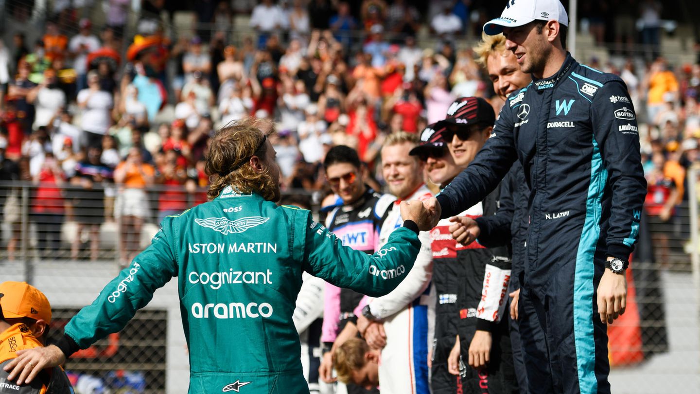 Vor dem Start bilden die anderen Fahrer auf dem Yas Marina Circuit ein Spalier zu Ehren von Vettel, einem ihrer größten Stars. "Es wird merkwürdig sein, ihn nächstes Jahr nicht mehr hier zu haben", sagt Alpine-Fahrer Fernando Alonso, der mit seinen 41 Jahren schon ewig dabei ist, und Vettel im Grand Prix sogar anfangs den versprochenen Geleitschutz nach dem Start gibt. Kommende Saison übernimmt der Spanier den Wagen des Deutschen.
