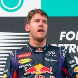 ... er seinen Teamkollegen Mark Webber regelmäßig schlägt. Die beiden bekämpfen sich teilweise verbittert und mit allen Tricks, wobei Vettel auch zu unsauberen Mittel greift und sich zum Beispiel nicht an jede Teamorder hält. Legendär ist ihr Crash beim Großen Preis von Istanbul 2010, der Vettel den Weg zum ersten Titel ebnet. Schuld an dem Unfall war aber wohl Webber, der ein Überholmanöver von Vettel verhindern wollte. Webber ist ein dankbarer Gegner, zumal er jedesmal patzt, wenn er die Chance hat, an Vettel vorbeizuziehen. Der Australier macht oft Fehler, von denen Vettel profitiert. 