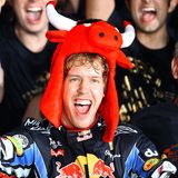 Vor zwölf Jahren beginnt die große Zeit des noch jungen Teams von Red Bull. Vettel ist der richtige Fahrer am richtigen Ort und holt für das österreichischen Rennstall vier WM-Titel in Folge. Das schafft er auch, weil ...