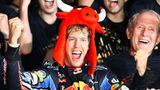 Vor zwölf Jahren beginnt die große Zeit des noch jungen Teams von Red Bull. Vettel ist der richtige Fahrer am richtigen Ort und holt für das österreichischen Rennstall vier WM-Titel in Folge. Das schafft er auch, weil ...