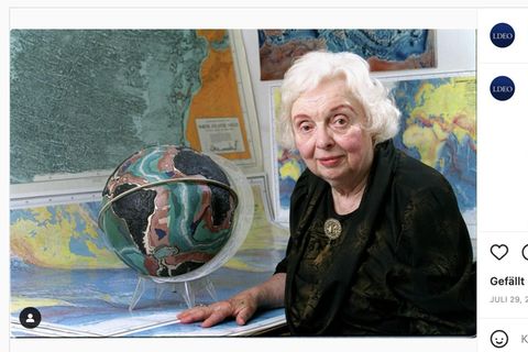 Marie Tharp vor einem Globus