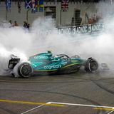 Zurück in den November 2022, das Rennen in Abu Dhabi schließt Vettel als Zehnter ab. Ein letztes Mal dreht er nach der Zieleinfahrt einen rauchenden Kreisel für die Fans. Danach wendet er sich mit einer gefühlvollen Ansprache an die zehntausenden Zuschauern auf dem Yas Marina Circuit. "Es gibt wichtigere Dinge, als im Kreis Rennen zu fahren, aber es ist das, was wir lieben", sagt der Aston-Martin-Pilot über das Mikrofon und legt ergriffen die rechte Hand auf seine Brust. "Es hätten gerne ein paar Punkte mehr sein können, aber ich habe das Rennen genossen."