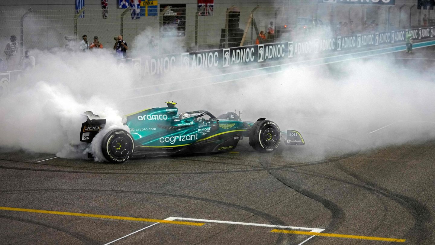 Zurück in den November 2022, das Rennen in Abu Dhabi schließt Vettel als Zehnter ab. Ein letztes Mal dreht er nach der Zieleinfahrt einen rauchenden Kreisel für die Fans. Danach wendet er sich mit einer gefühlvollen Ansprache an die zehntausenden Zuschauern auf dem Yas Marina Circuit. "Es gibt wichtigere Dinge, als im Kreis Rennen zu fahren, aber es ist das, was wir lieben", sagt der Aston-Martin-Pilot über das Mikrofon und legt ergriffen die rechte Hand auf seine Brust. "Es hätten gerne ein paar Punkte mehr sein können, aber ich habe das Rennen genossen."