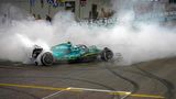 Zurück in den November 2022, das Rennen in Abu Dhabi schließt Vettel als Zehnter ab. Ein letztes Mal dreht er nach der Zieleinfahrt einen rauchenden Kreisel für die Fans. Danach wendet er sich mit einer gefühlvollen Ansprache an die zehntausenden Zuschauern auf dem Yas Marina Circuit. "Es gibt wichtigere Dinge, als im Kreis Rennen zu fahren, aber es ist das, was wir lieben", sagt der Aston-Martin-Pilot über das Mikrofon und legt ergriffen die rechte Hand auf seine Brust. "Es hätten gerne ein paar Punkte mehr sein können, aber ich habe das Rennen genossen."