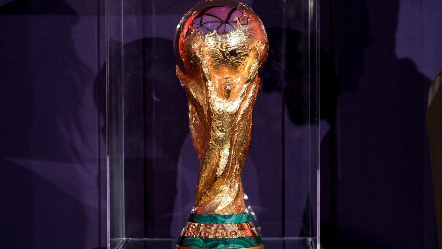 Der Pokal der FIFA Fußball-WM 2022 in Katar