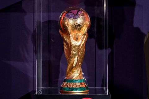 Der Pokal der FIFA Fußball-WM 2022 in Katar