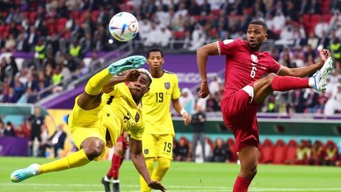 Ecuadors Felix Torres (l.) bringt den Ball per Seitfallzieher vor das Tor der Katarer, Abdulaziz Hatem kann nur zusehen