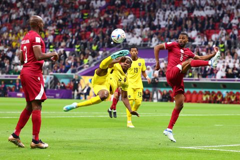 Ecuadors Felix Torres (l.) bringt den Ball per Seitfallzieher vor das Tor der Katarer, Abdulaziz Hatem kann nur zusehen