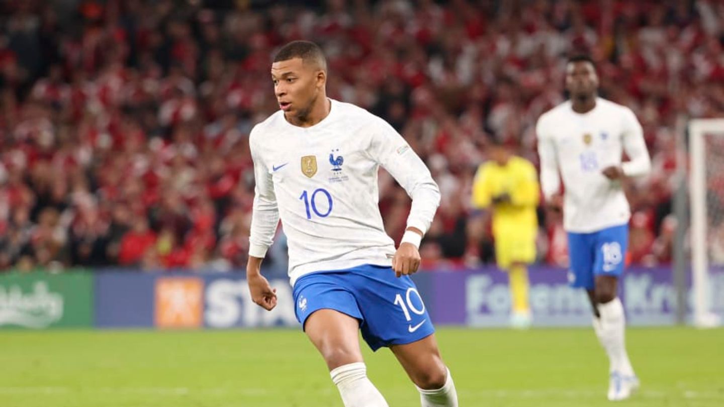 Frankreichs Superstar Kylian Mbappé im Dribbling