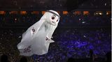 WM-Maskottchen La'eeb fliegt durch die Arena