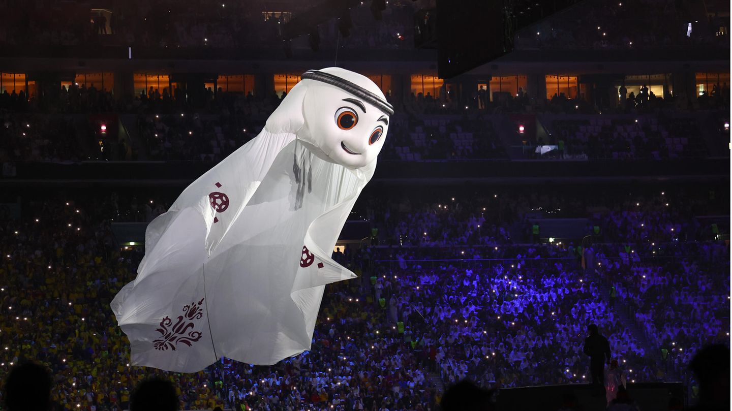 WM-Maskottchen La'eeb fliegt durch die Arena