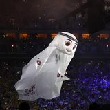 WM-Maskottchen La'eeb fliegt durch die Arena